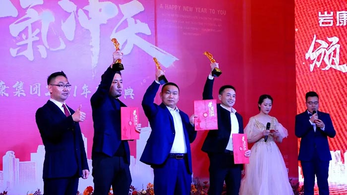 董事長為集團(tuán)優(yōu)秀子公司頒獎